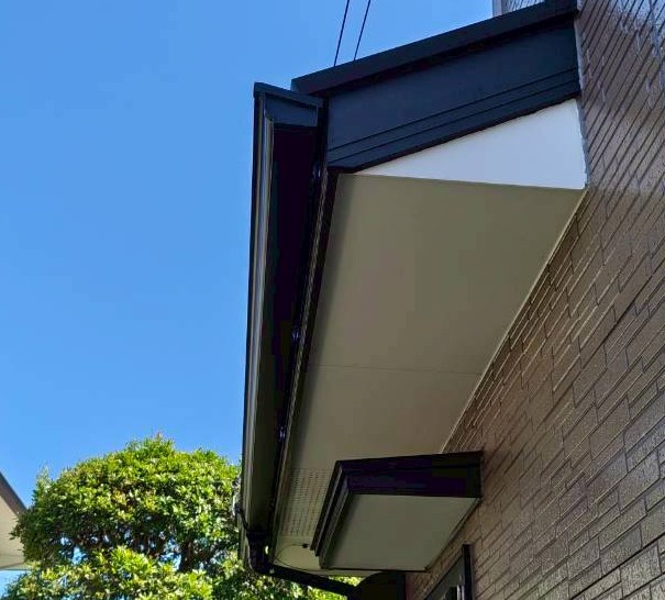 軒樋交換完了　サイズアップ